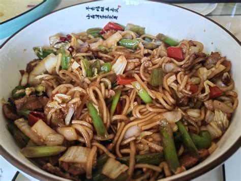  Dingxi Şehri'nin Lezzeti: Çıtır ve Acılı Biberlerle Dolu Dingxi Yumurtalı Noodle