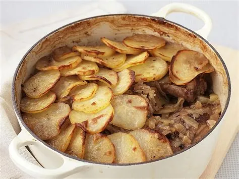  Lancashire Hotpot -  Bir İngiliz Klasikinin Sıcacık ve Konfor Verici Bir Kucaklaması!