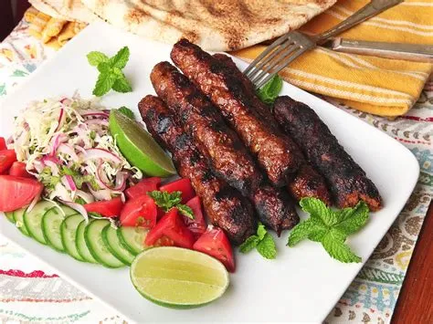  Suqian Şehri'nden Gelen, Acılı Biberlerle Buluşan Lezzet Füruğu: Suqian Kebabı Mı, Yoksa Baharatlı Bir Dans mı?