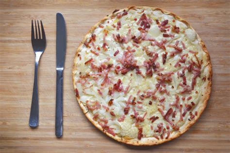  Tarte Flambée: Lezzetli Bir Fransız Klasiği! Tarte flambée, Alsace bölgesinin geleneksel incecik hamurlu pizzalarına benzeyen bir lezzeti keşfetmek ve çıtır çıtır hamurun üzerine serpiştirilmiş kremalı sosun tadını çıkarmak isteyenler için mükemmel bir tercihtir.